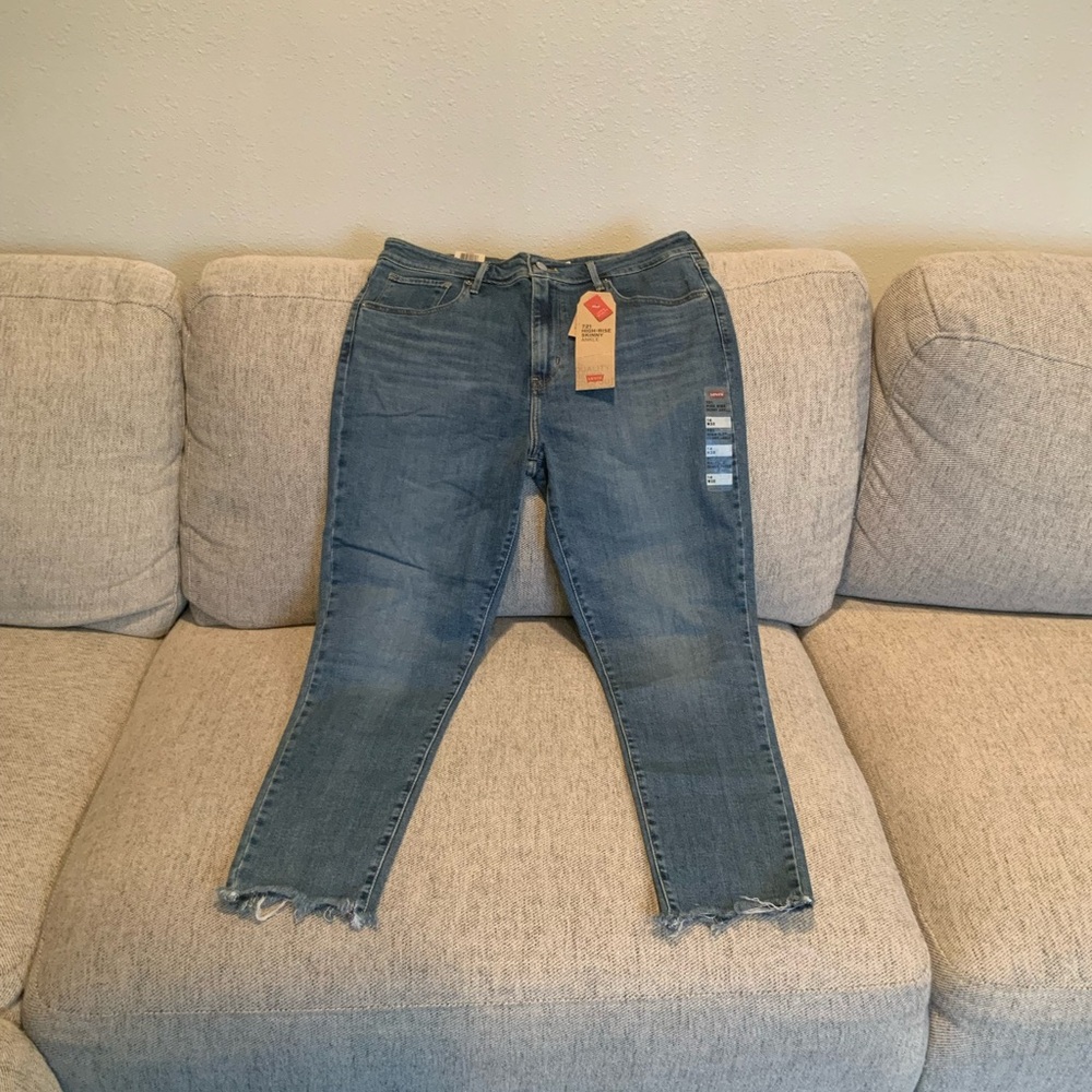 Levi's Distressed Ankle Jeans in Blue